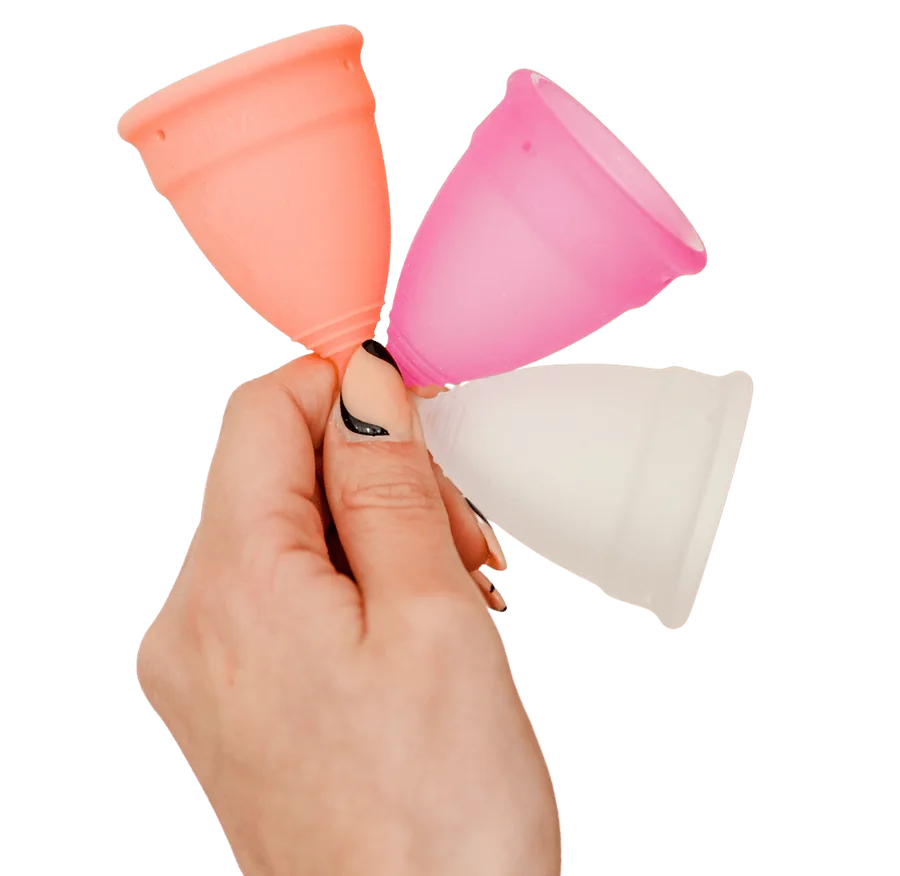 Apricotfarbene, himbeerfarbene und weiße Menstruationstassen LUNACUP