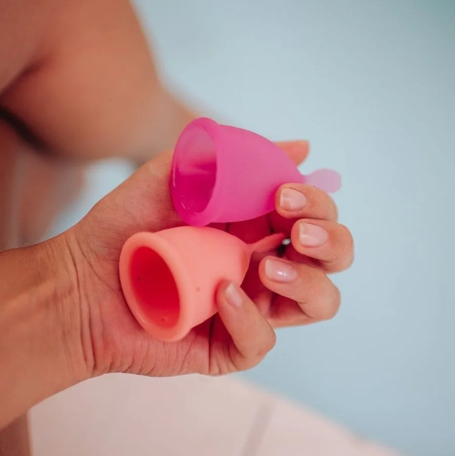 Himbeer- und apricotfarbene Menstruationstassen LUNACUP