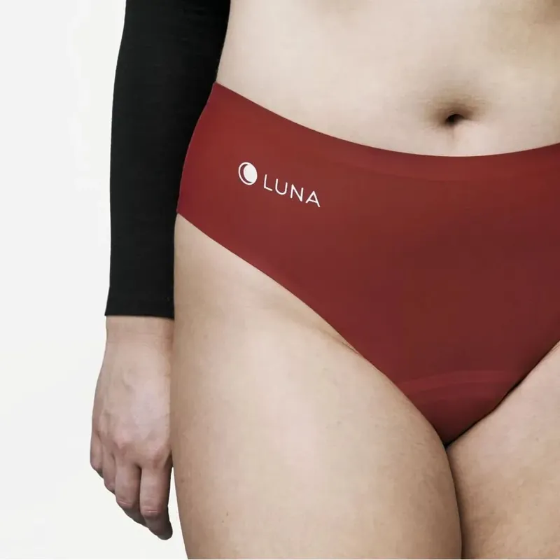 Kalhotky LUNA+ bordó na těle