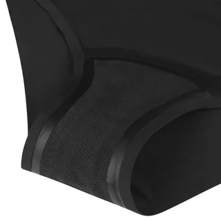 Detail utesneného lemu okolo nohy