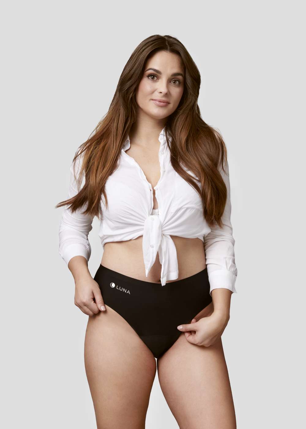 Menstruační kalhotky LUNA+ barva černá, modelka v bílé košili